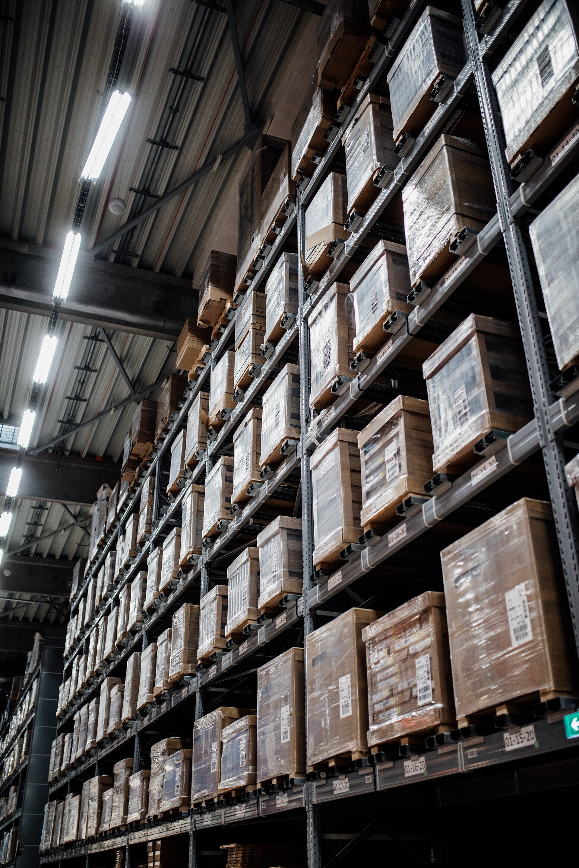 Estanterías con pallets en un depósito